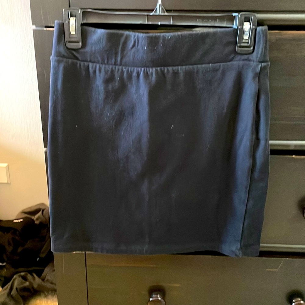 Women’s Cotten skirt, form fitting. Size medium